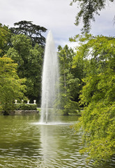 Fototapeta premium Fountain at Buen Retiro park (Park of Pleasant Retreat) in Madrid. Spain