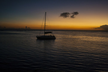 Fototapeta premium voilier couché de soleil - Sunken sailboat