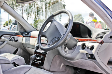 Obraz premium View of the interior of a modern automobile showing the dashboard