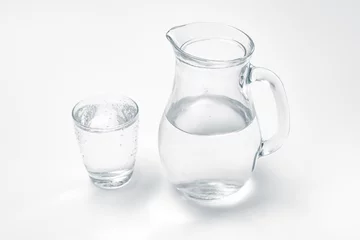 Zelfklevend Fotobehang glas en kan met drinkwater © luchschenF