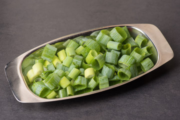 Essen und Trinken, Fruehlingszwiebeln geschnitten