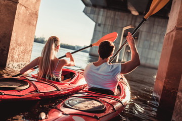 Obraz premium Couple kayaking on sunset