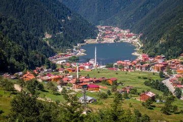 Foto op Canvas Uzungol (Lang Meer): Een van de mooiste toeristische plaatsen in Turkije. De bergvallei met een forelmeer en een klein dorpje in Trabzon, Turkije. © epic_images