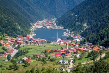 Foto auf Acrylglas Uzungol (Langer See): Einer der schönsten Touristenorte in der Türkei. Das Bergtal mit einem Forellensee und einem kleinen Dorf in Trabzon, Türkei. © epic_images