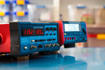 Electronic device for measuring electrical signals