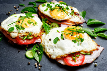 spiegelei auf brot mit gemüse