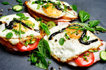 spiegelei auf brot mit gemüse