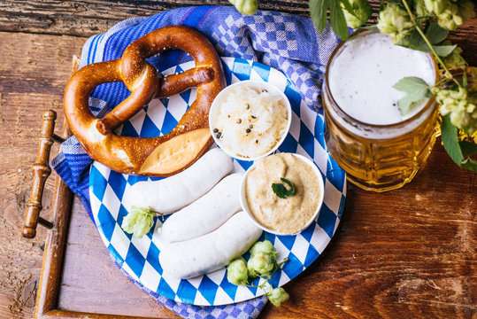 Wei&szlig;wurst, Brezn und ein Helles von oben