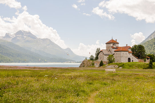 Silvaplana, Dorf, Silvaplanersee, Seeufer, Uferweg, Wassersport, Malojawind, Schloss, Engadin, Oberengadin, Graub&uuml;nden, Alpen, Sommer, Schweiz