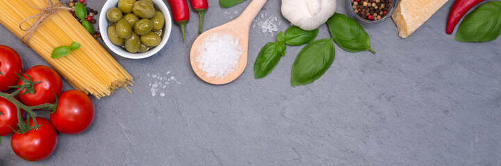 Spaghetti Pasta Nudeln Zutaten kochen Italien Schieferplatte Banner Essen von oben