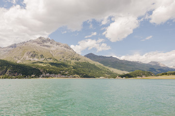 Obraz premium Silvaplana, Dorf, Silvaplanersee, See, Seeufer, Malojawind, Wassersport, Alpen, Piz Julier, Julierpass, Bergstrasse, Schloss, Engadin, Oberengadin, Graubünden, Sommer, Schweiz