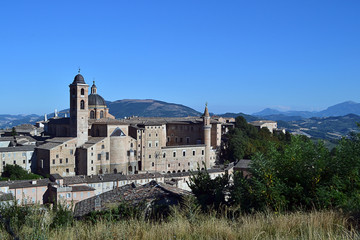 Fototapeta premium Medieval castle lined up in the valley of the mountains of central Italy