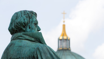 ein Detail vom Martin Luther Denkmal in Berlin ( Deutschland ), mit dem Kreuz des Berliner Doms © Rainer Fuhrmann