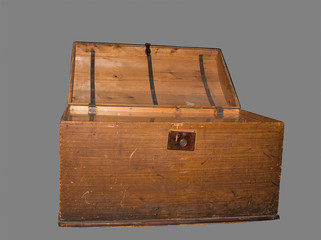 alte holztruhe auf grauem hintergrund