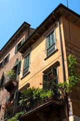Fototapeta na wymiar Traditionelle Häuser mit Balkon in Verona Italien