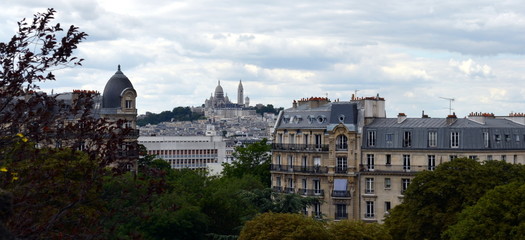 Fototapeta na wymiar Vue sur Montmartre