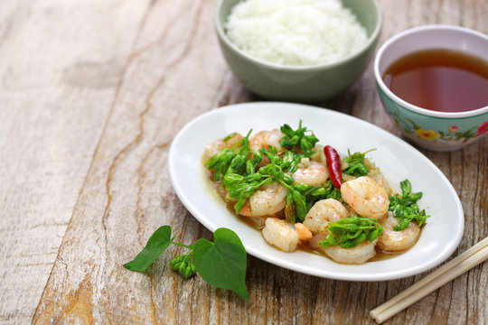 stir-fried Tonkin jasmin flowers and shrimp, vietnamese cuisine