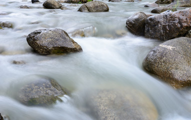 Wasser Hintergrund mit Stein und Fels