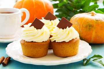 Pumpkin muffins with cream.