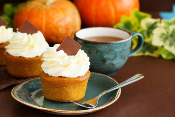 Pumpkin muffins with cream.