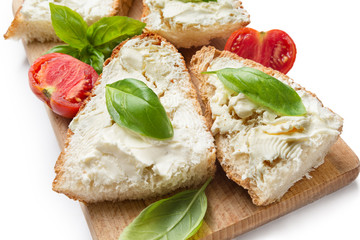 Bruschette con crema di formaggio, pomodoro e basilico