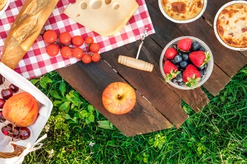  Picknick eten op een houten bord en groen gras met copyspace © laplateresca