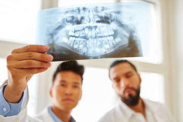 Ärzte schauen auf ein Röntgenbild