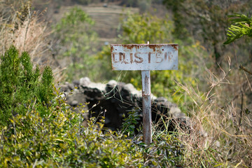 Dust bin sign at a hill