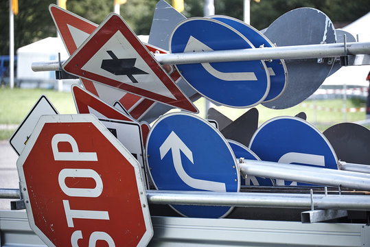 Verkehrschilder liegend auf einem Anh&auml;nger