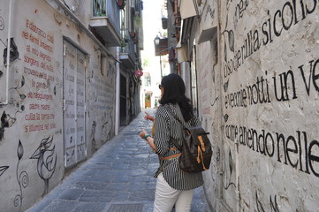 Salerno - Vicolo del centro storico - Poesie murales