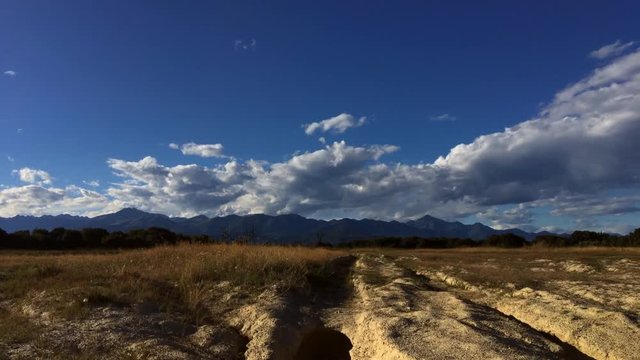 Nuvole in movimento sul deserto della baraggia, timelapse rotante