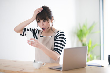 エプロン姿の女性・カウンター