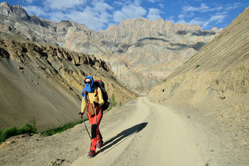 Fototapeta premium Tourist during expedition in the mountains Ladakh is admiring the beautiful Karakorum panorama.