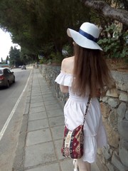 девушка идет по улице