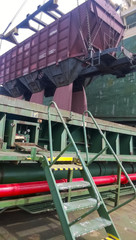 The precipitation of grain from the car into the hold of the tanker. Grain filling of the cargo compartment of the ship.