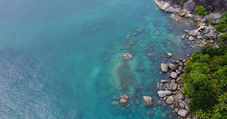 Aerial Drone Tropische Aussicht auf Küste blaues Meer Felsen perfektes Urlaubsfeeling