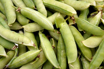 a pile of green peas.