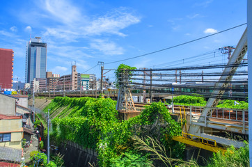 Fototapeta premium 大阪・鉄道の通る風景