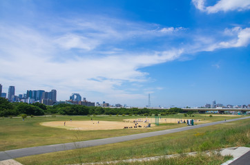 大阪都市部・淀川河川敷の風景