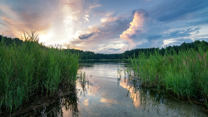 летний пейзаж на пруду вечером на закате, Россия, Урал, август © 7ynp100