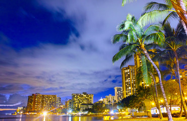 ハワイ　ワイキキビーチの夜景