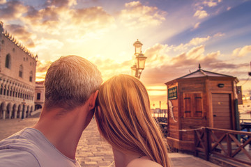 Paar in Venedig schaut sich den Sonnenaufgang an