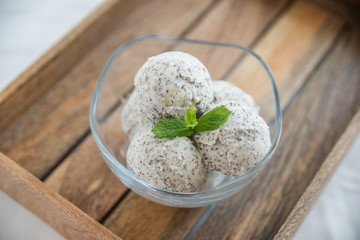 Zitronen Mohn Eiscreme