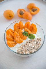 Joghurt mit Haferflocken und Aprikosen 