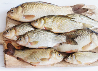 Obraz premium river raw fish on wooden table
