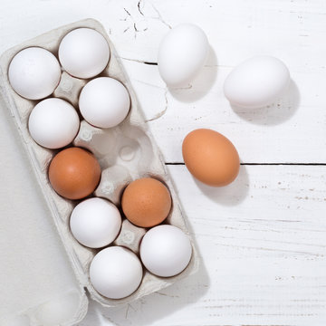 Eier Schachtel Eierschachtel Ei Holzbrett Essen quadratisch Textfreiraum von oben