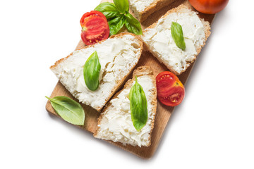 Bruschette con crema di formaggio, pomodoro e basilico