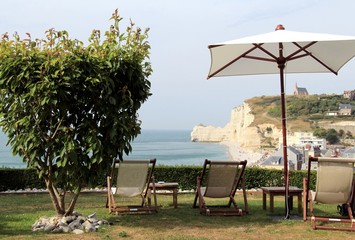 Obraz premium Détente avec vue sur la mer et les falaises à Etretat en Normandie (France)