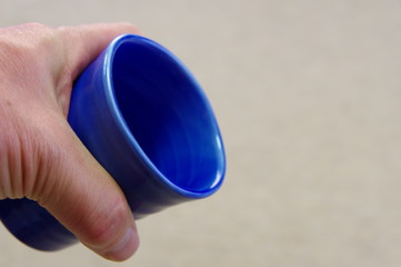 青いコップをつかむ