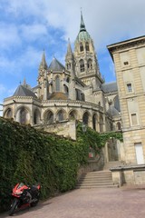 Cathédrale Notre-Dame de Bayeux dans le Calvados - 165782292